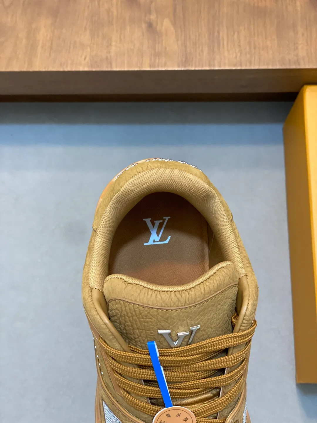 Men's men's shoes 💰820 Lujia New Color Men's 🧍‍♂️trainer sneakers, this LV Trainer sneaker is made of soft grained calfskin, showing pure tones, the #54 logo on the back traces the brand's birth in 1854, the designer's handwritten brand logo embellishes one side, designed by Virgil Abloh himself, a very commemorative sneaker, the new LV Louis Vuitton louis vuitton trainer sneaker low casual sports culture versatile basketball sneakers Size: 35-46 (customized for women 40, men 46)